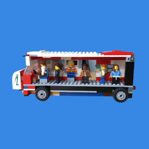 Wóz strażacki LEGO z pasażerami w środku na niebieskim tle