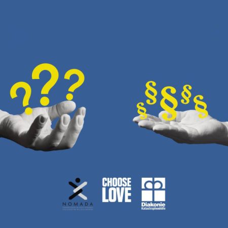 Czarno-białe dłonie wyciągnięte naprzeciwko siebie z żółtymi znakami zapytania na granatowym tle, na dole są 3 logotypy: Nomada, One Love, Diakonie Katastrophenhilfe