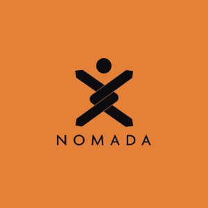 Logotyp NOMADA na pomarańczowym tle