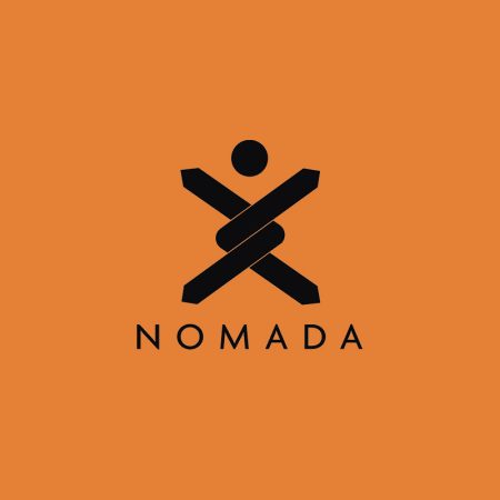 Logotyp NOMADA na pomarańczowym tle