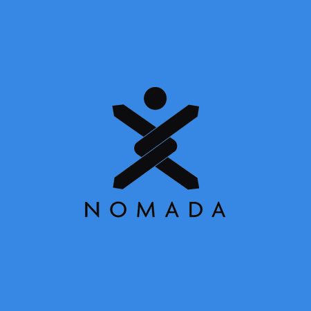 Logotyp NOMADA na granatowym tle