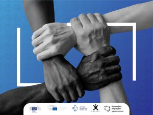 4 ręce trzymają się za nadgarstki na niebieskim tle, na dole są logotypy: NOMADA, Konsorcjum Migracyjne, Ośrodek Badań nad Migracjami, Parlament Europejski