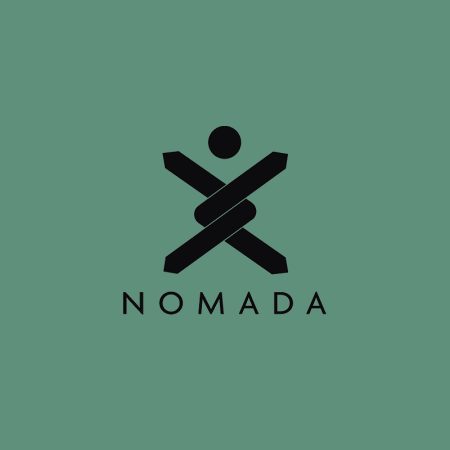 Logotyp NOMADA na ciemno-zielonym tle