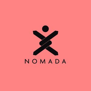 Logotyp NOMADA na różowym tle