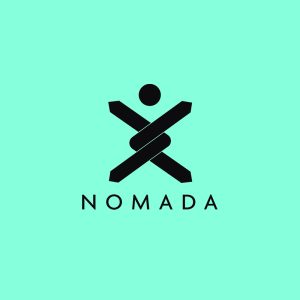 Logotyp NOMADA na zielono-niebieskim tle