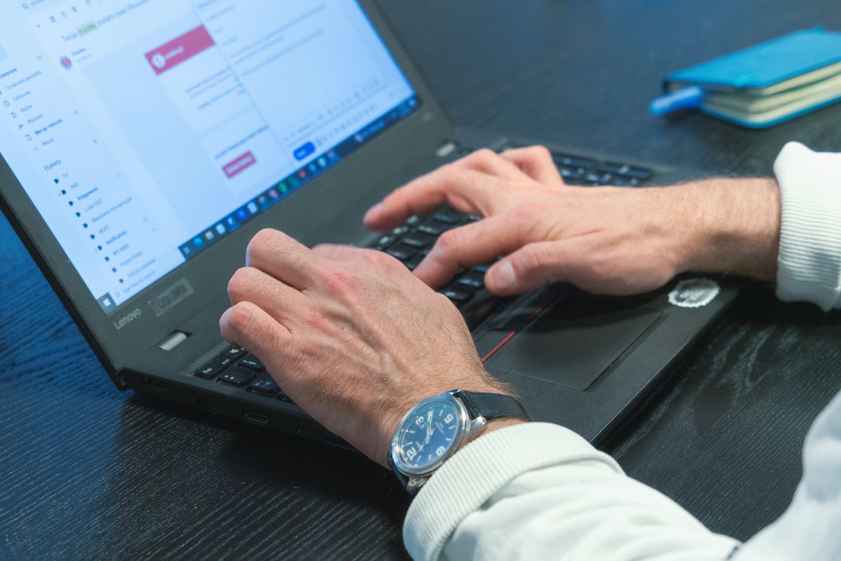 Ręce osoby korzystającej z laptopa