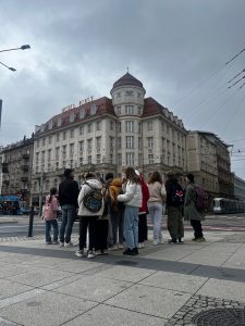 grupa dzieci przed budynkiem