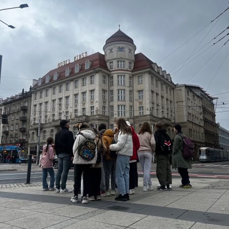 grupa dzieci przed budynkiem