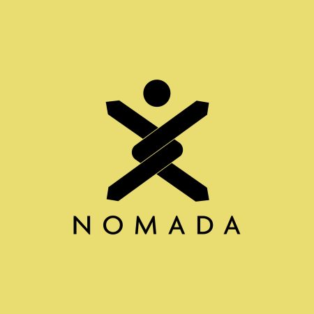 Logo nomady, na żółtym tle.