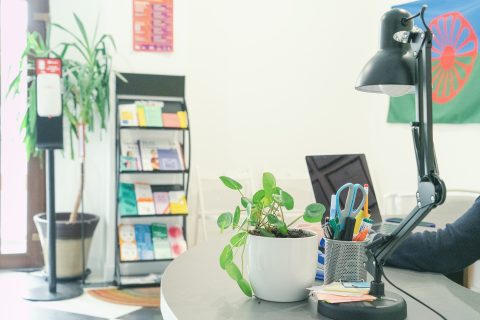 NARZĘDZIOWNIK DLA INSTYTUCJI I&nbsp;ORGANIZACJI WSPIERAJĄCYCH OSOBY DOŚWIADCZAJĄCE PRZEMOCY MOTYWOWANEJ UPRZEDZENIAMI